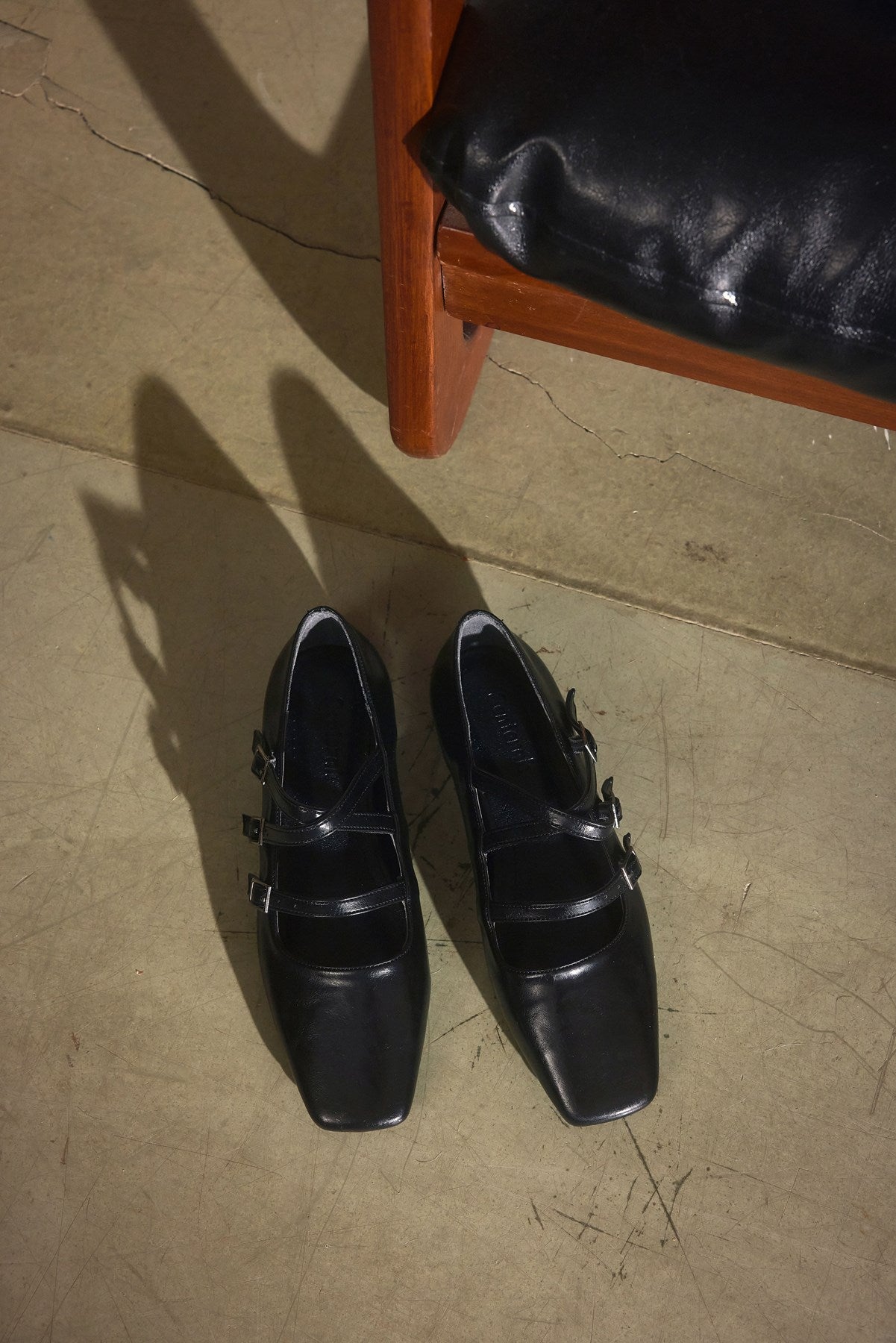 Siyah Cilt Küt Burun Üç Bantlı Kadın Babet