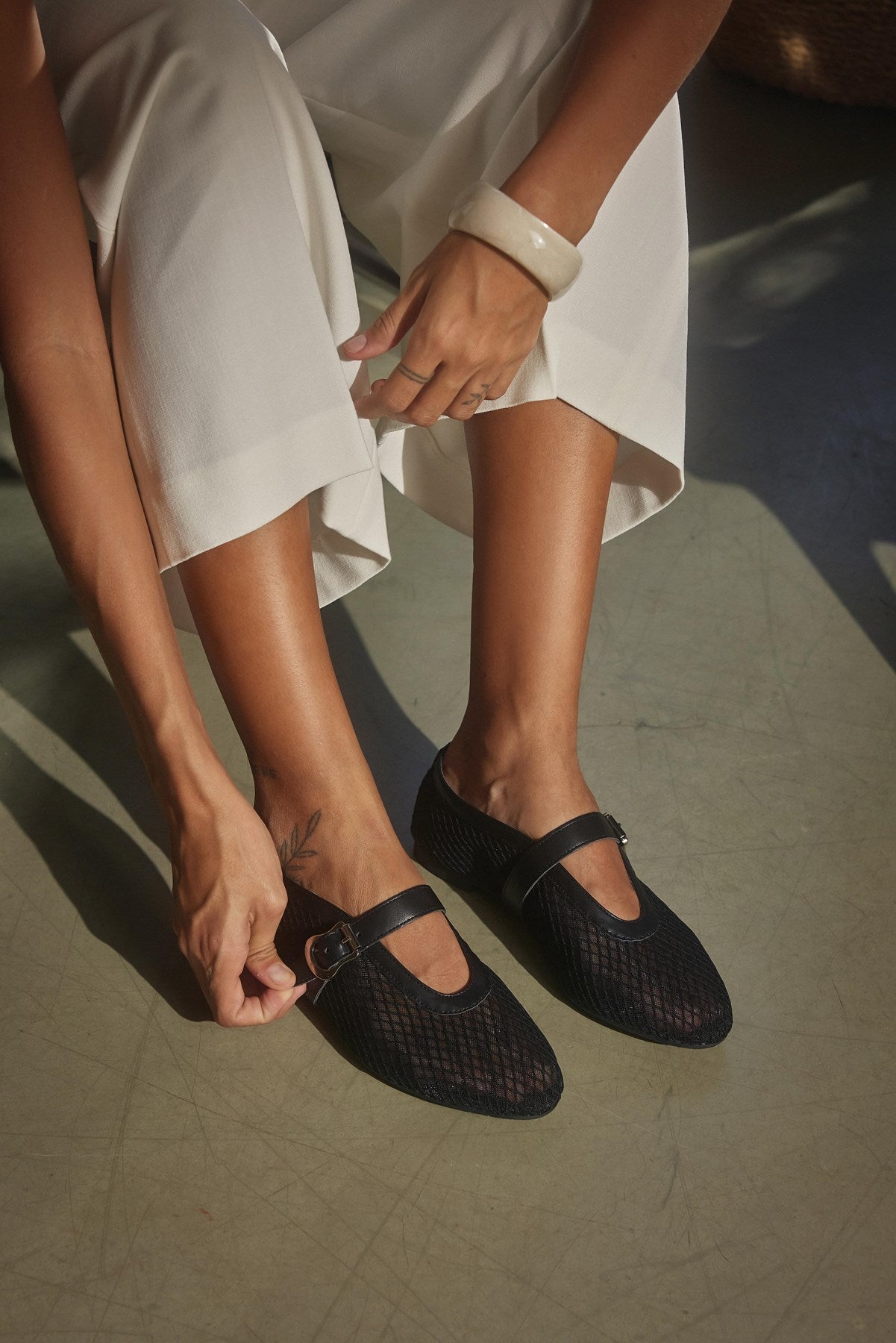 Siyah Cilt File Detaylı Bantlı Kadın Babet