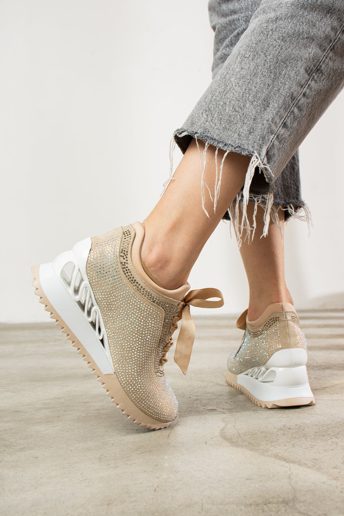 Zenna Yüksek Taban Bej Süet Kadın Spor Ayakkabı