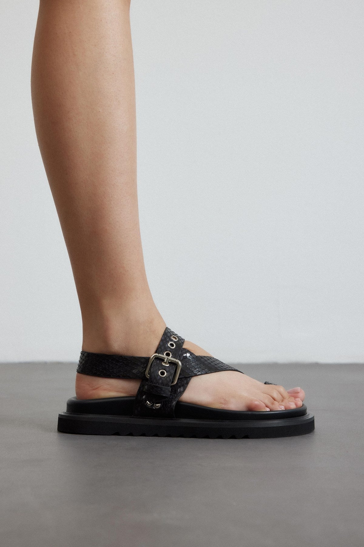 Zora Siyah Cilt Yılan Desenli Parmak Arası Kadın Sandalet