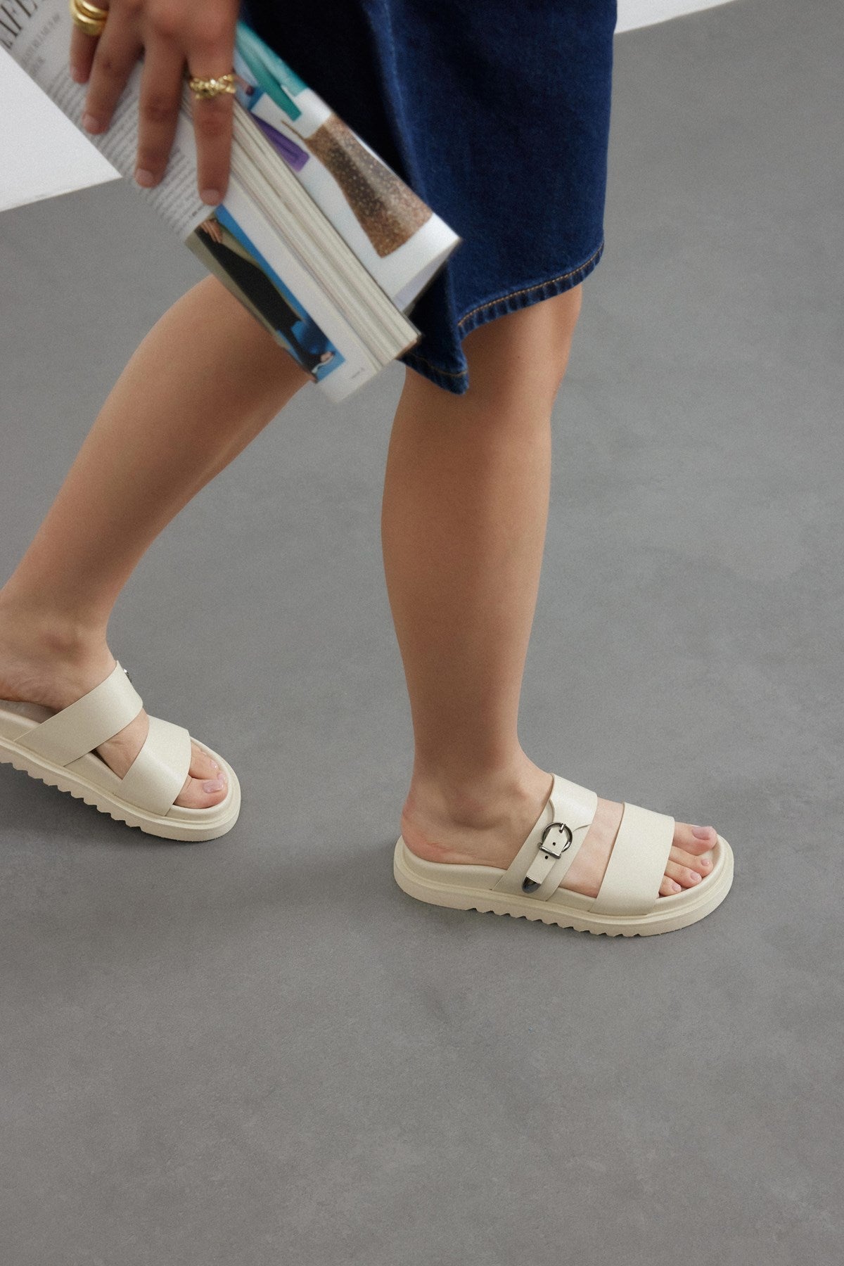 Softra Bej Cilt Kalın Bantlı Tek Toka Detaylı Kadın Terlik