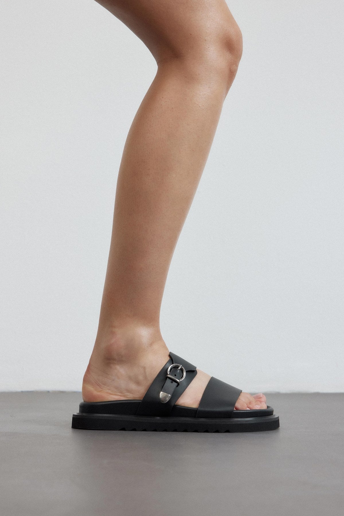 Softra Siyah Cilt Kalın Bantlı Tek Toka Detaylı Kadın Terlik