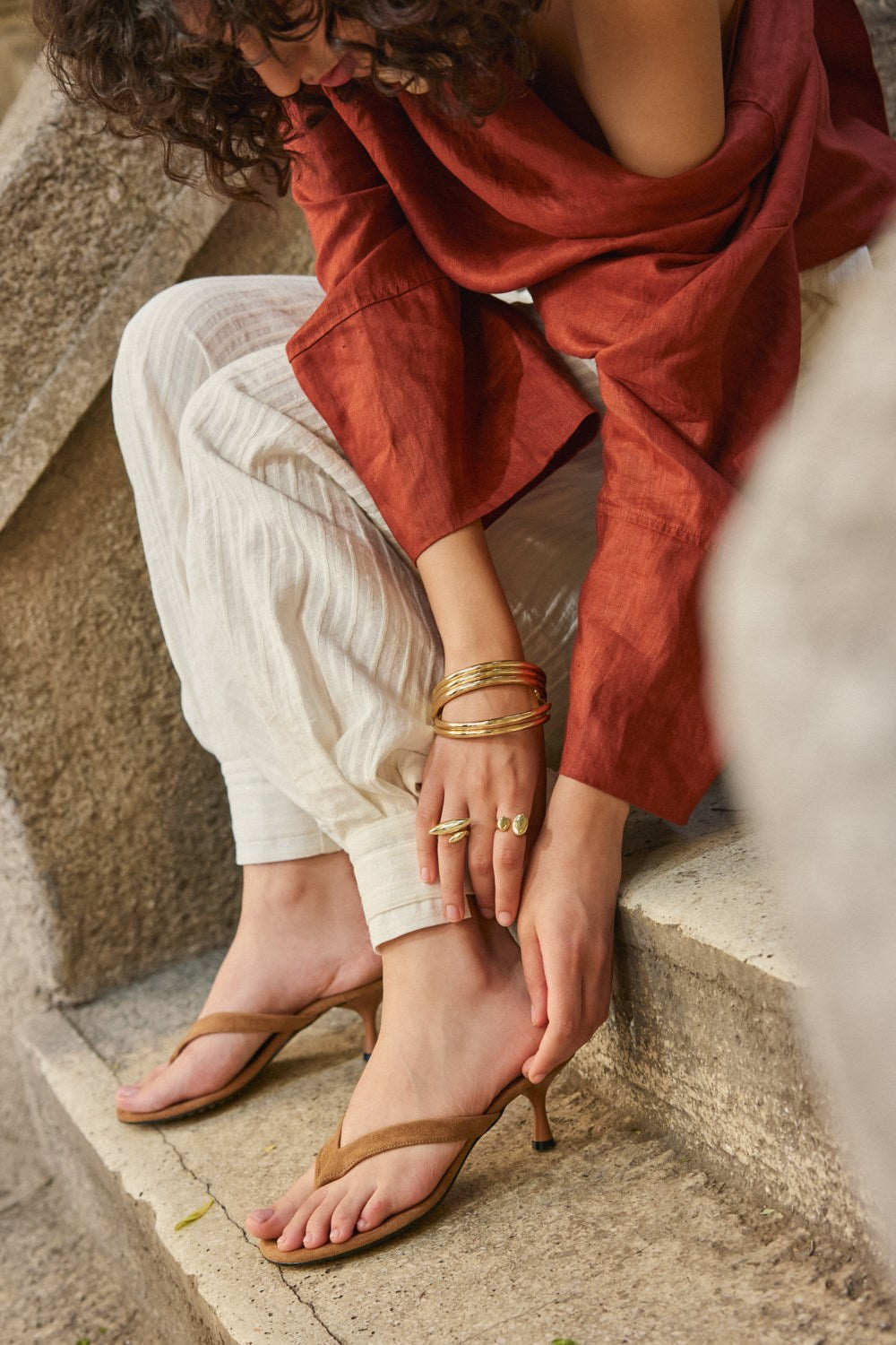 Oria Taba Süet Parmak Arası Topuklu Kadın Terlik