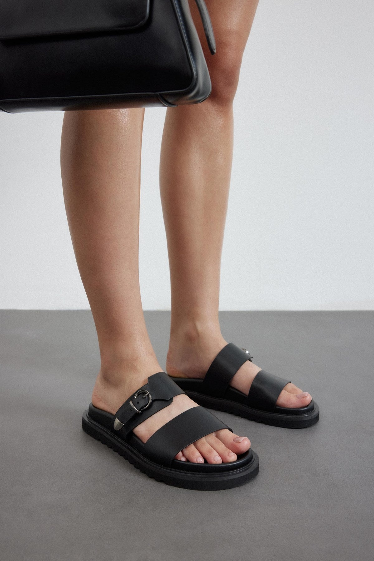 Softra Siyah Cilt Kalın Bantlı Tek Toka Detaylı Kadın Terlik