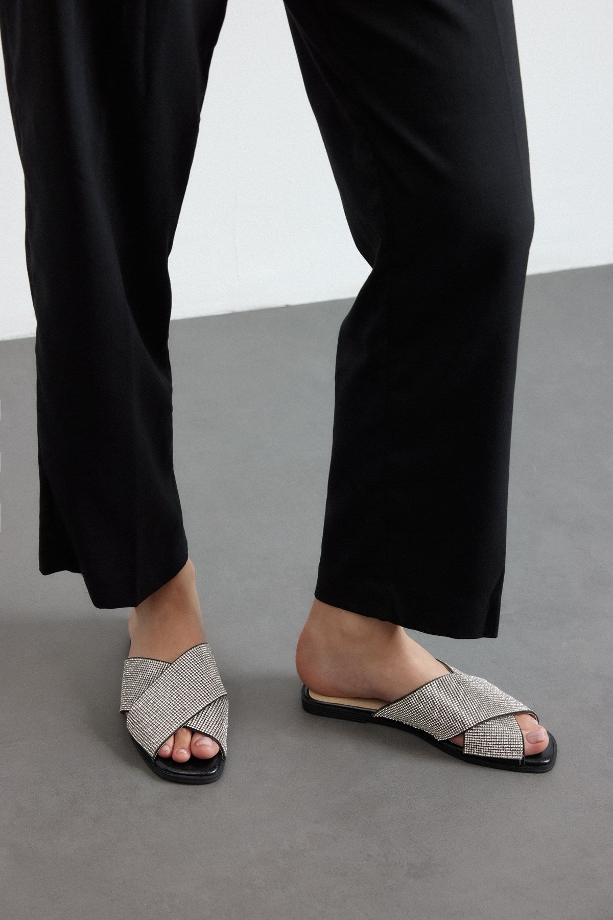 Kleopatra Siyah Taşlı Metalik Cilt Kadın Terlik