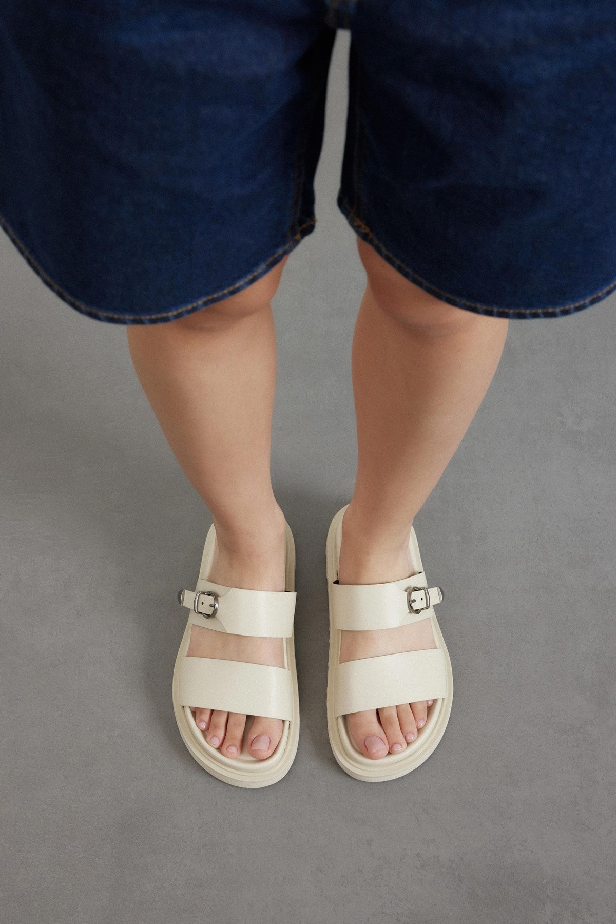 Softra Bej Cilt Kalın Bantlı Tek Toka Detaylı Kadın Terlik