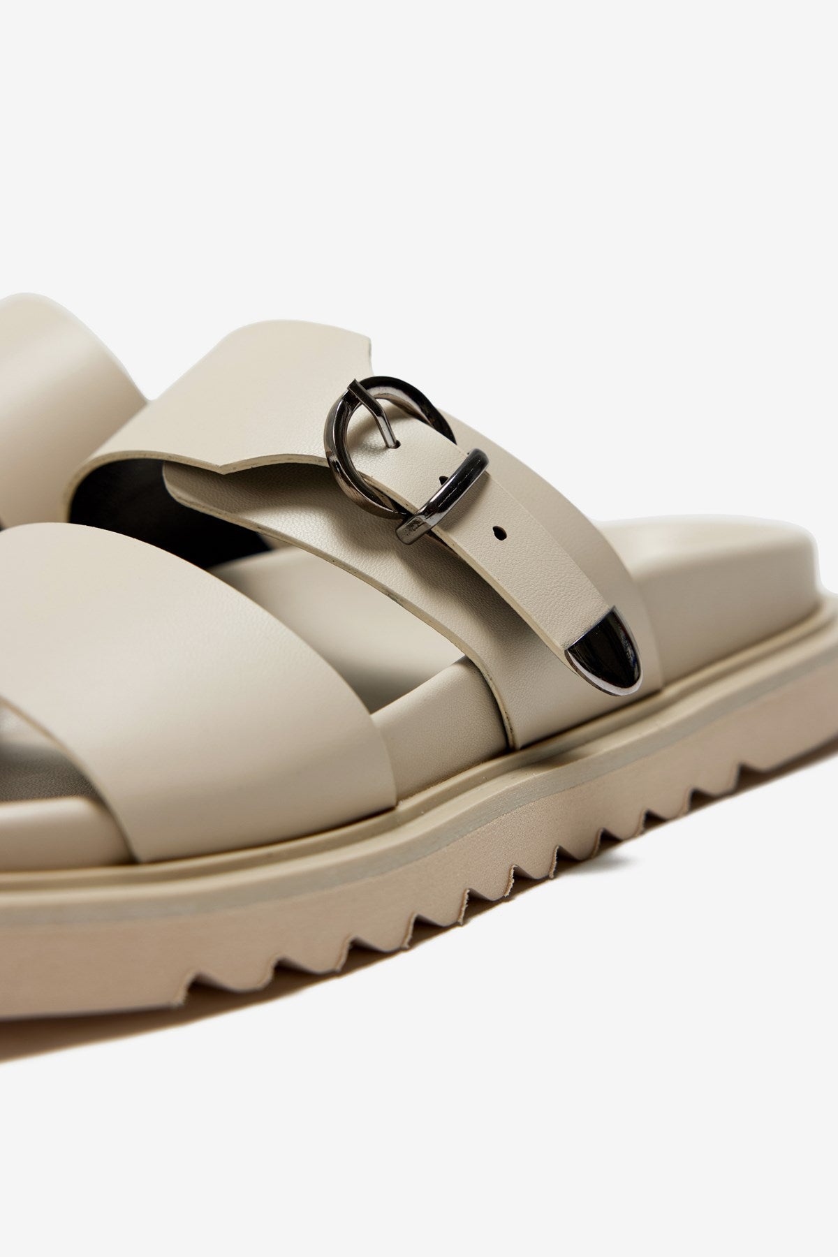 Softra Bej Cilt Kalın Bantlı Tek Toka Detaylı Kadın Terlik