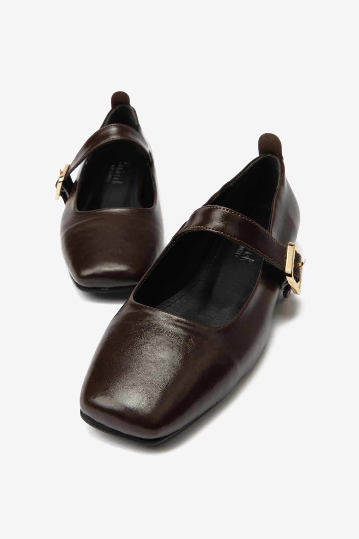 Kahverengi Rugan Toka Detaylı Küt Burun Kadın Babet