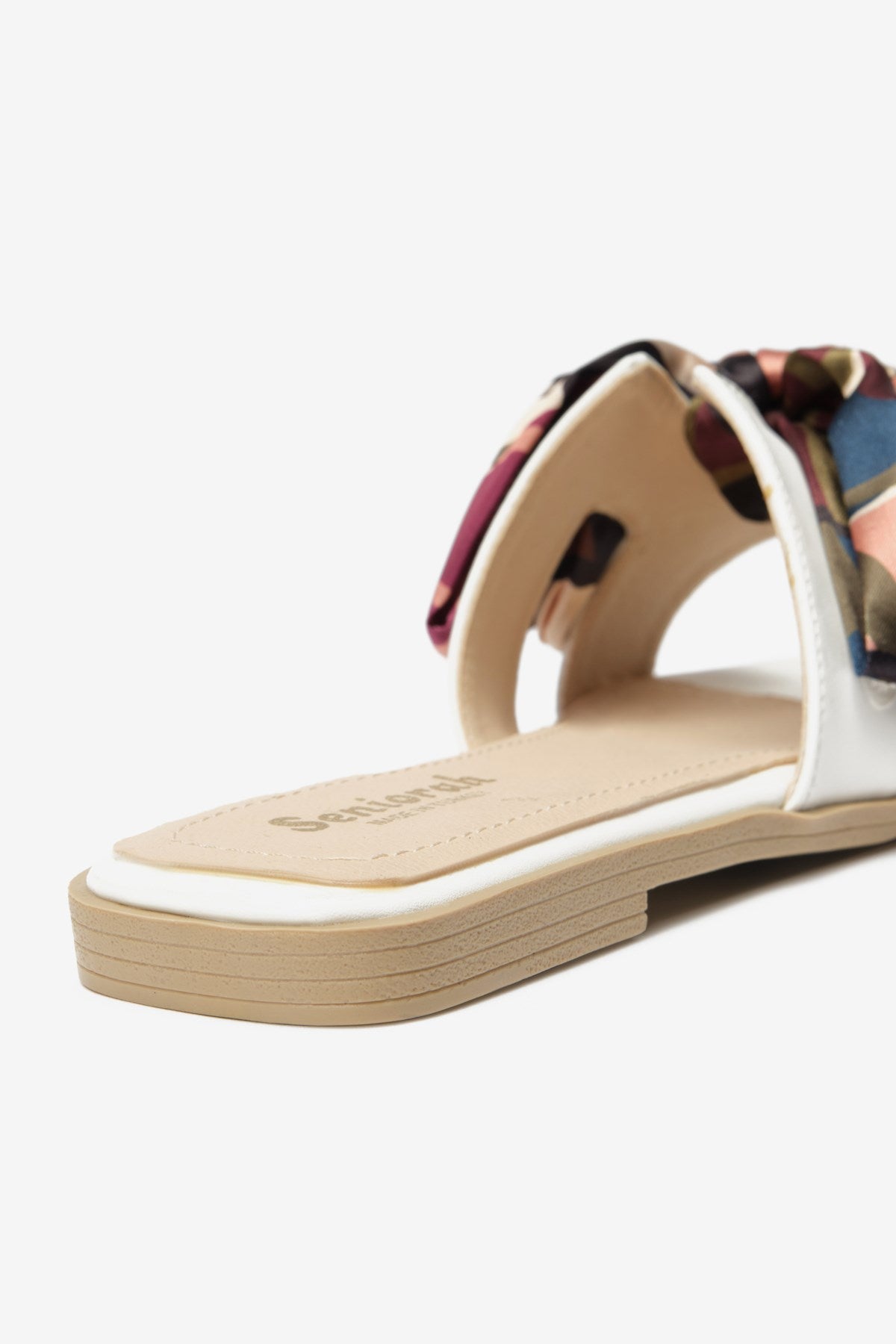 Sakkara Beyaz Cilt Fiyonk Detaylı Kadın Terlik