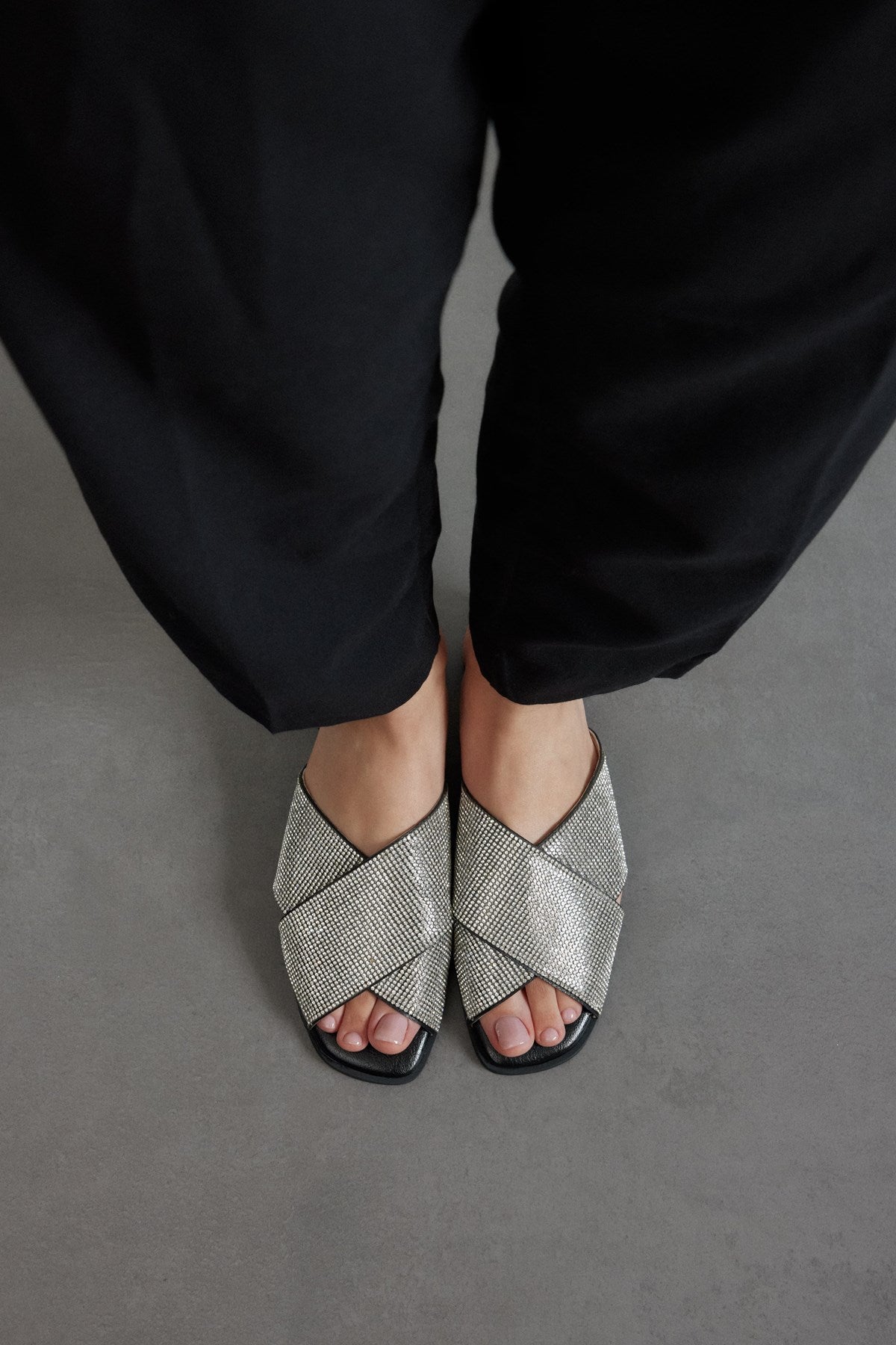 Kleopatra Siyah Taşlı Metalik Cilt Kadın Terlik