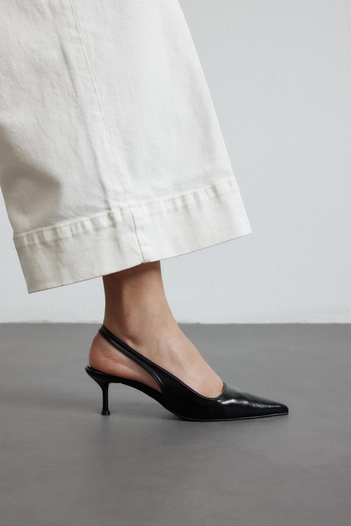 Noda Siyah Cilt Lastik Detaylı Kadın Topuklu Ayakkabı