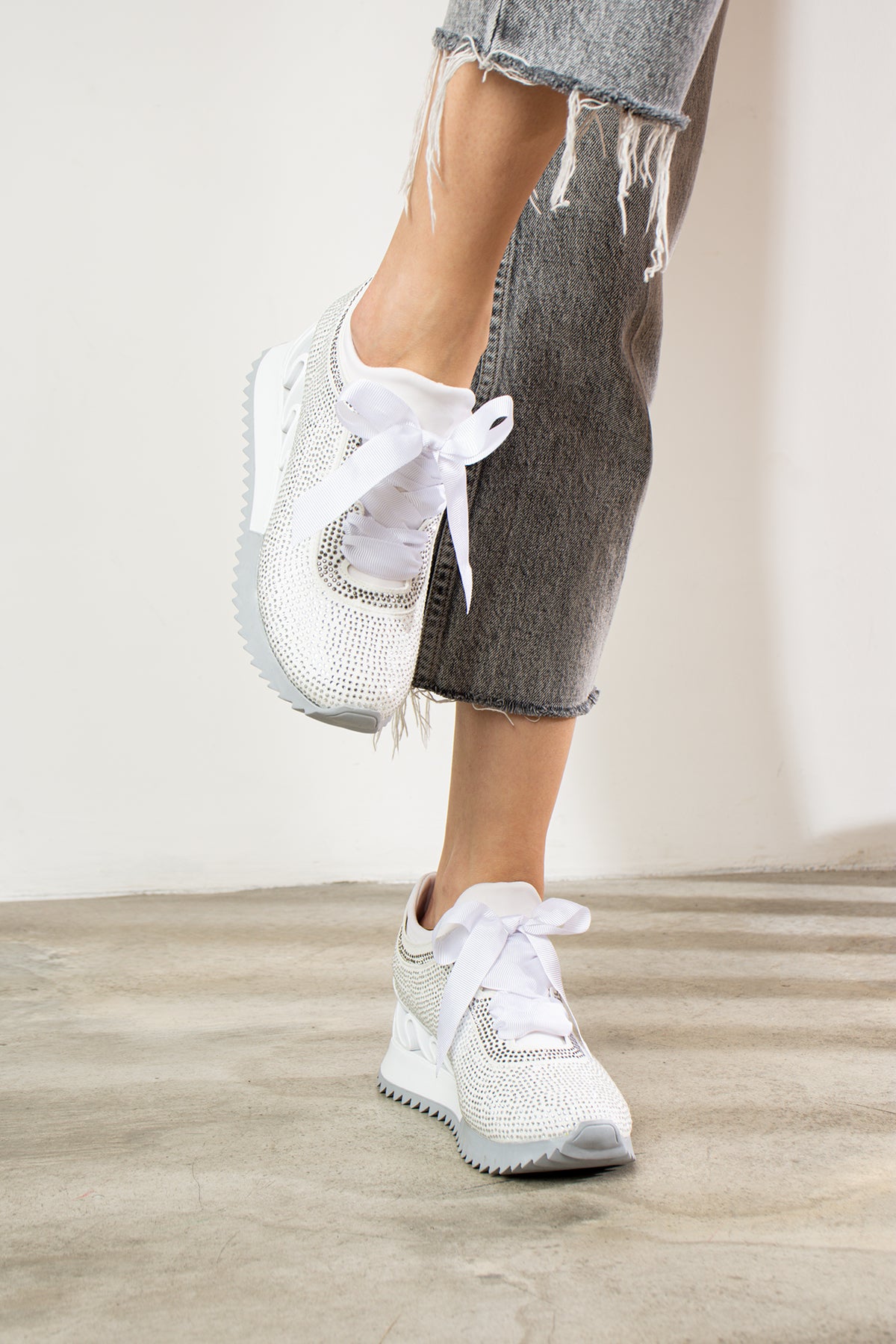 Zenna Yüksek Taban Beyaz Süet Kadın Spor Ayakkabı