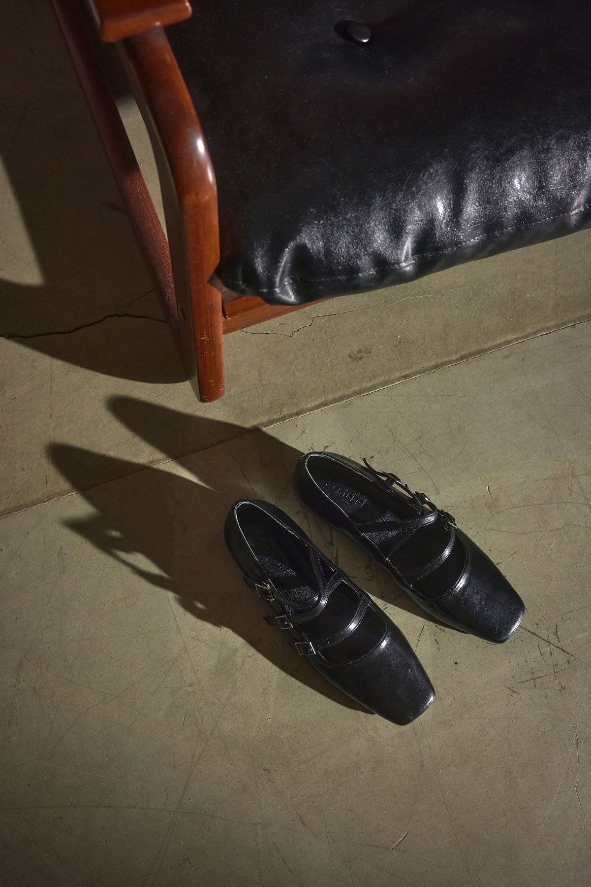 Siyah Cilt Küt Burun Üç Bantlı Kadın Babet