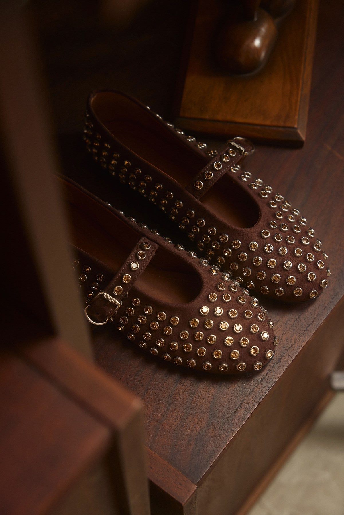 Kahverengi Süet Toka Detaylı Taşlı Kadın Babet