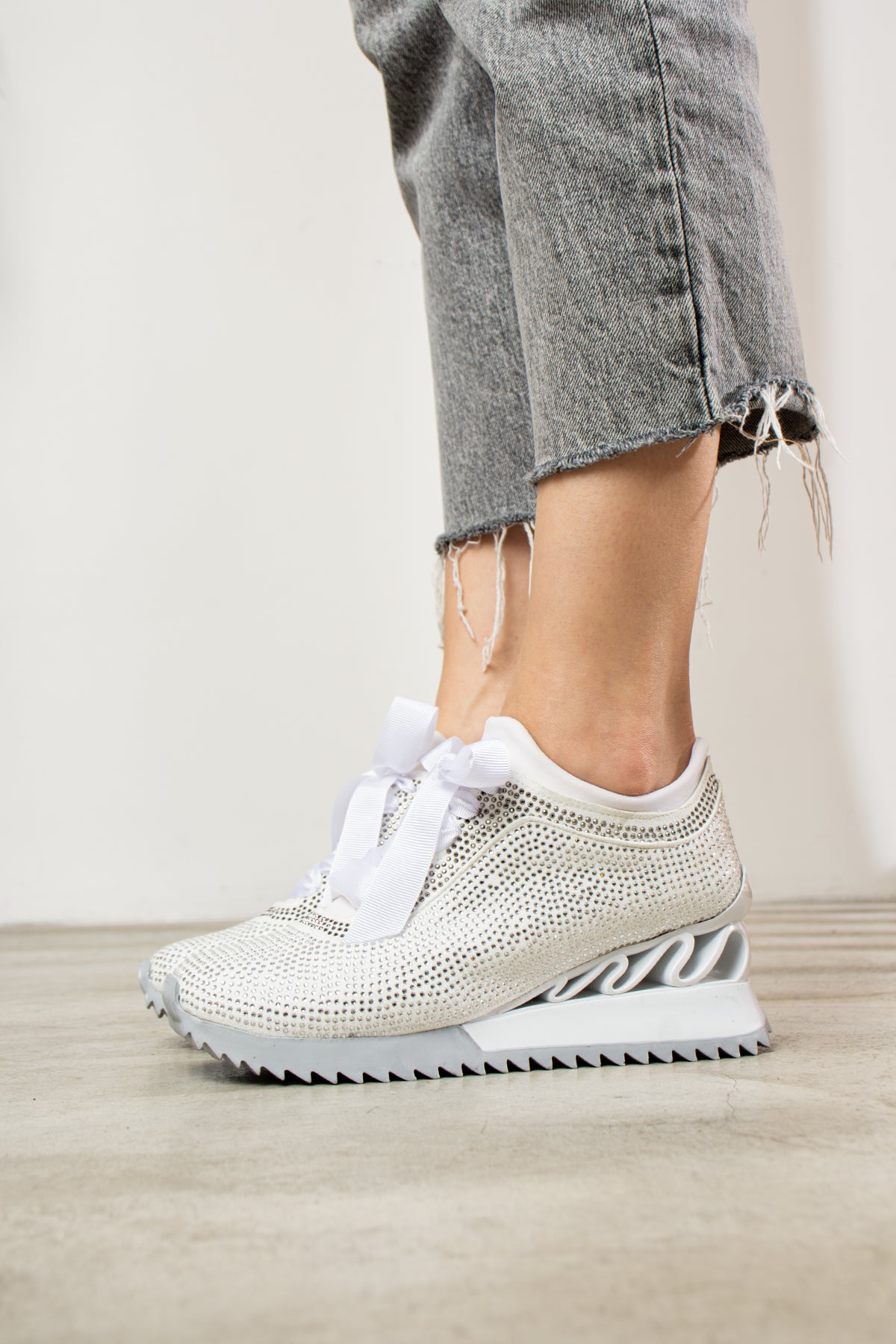 Zenna Yüksek Taban Beyaz Süet Kadın Spor Ayakkabı