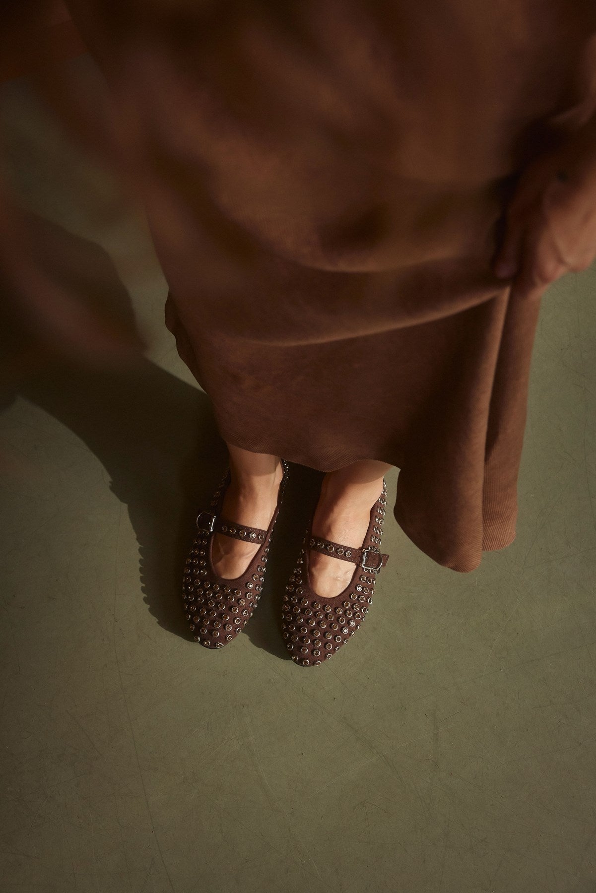 Kahverengi Süet Toka Detaylı Taşlı Kadın Babet