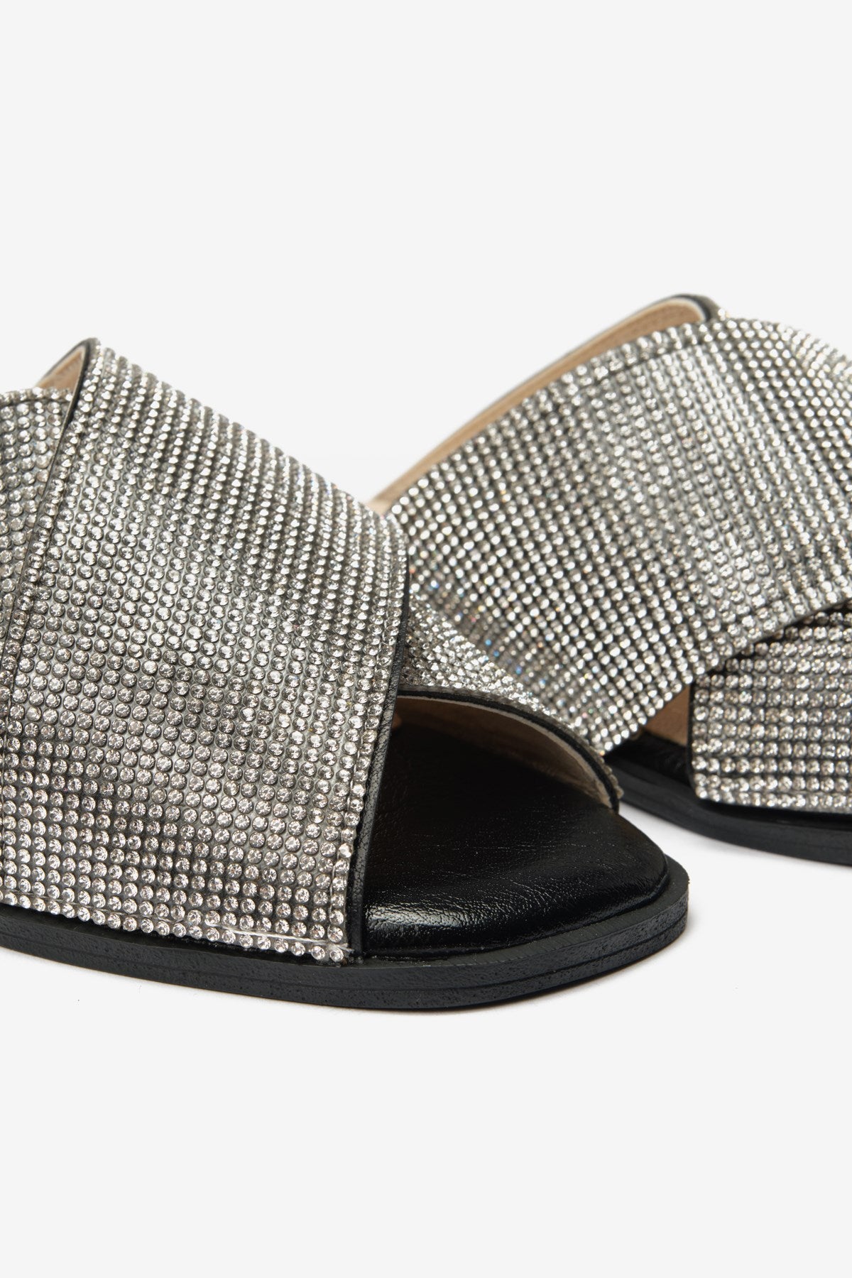 Kleopatra Siyah Taşlı Metalik Cilt Kadın Terlik
