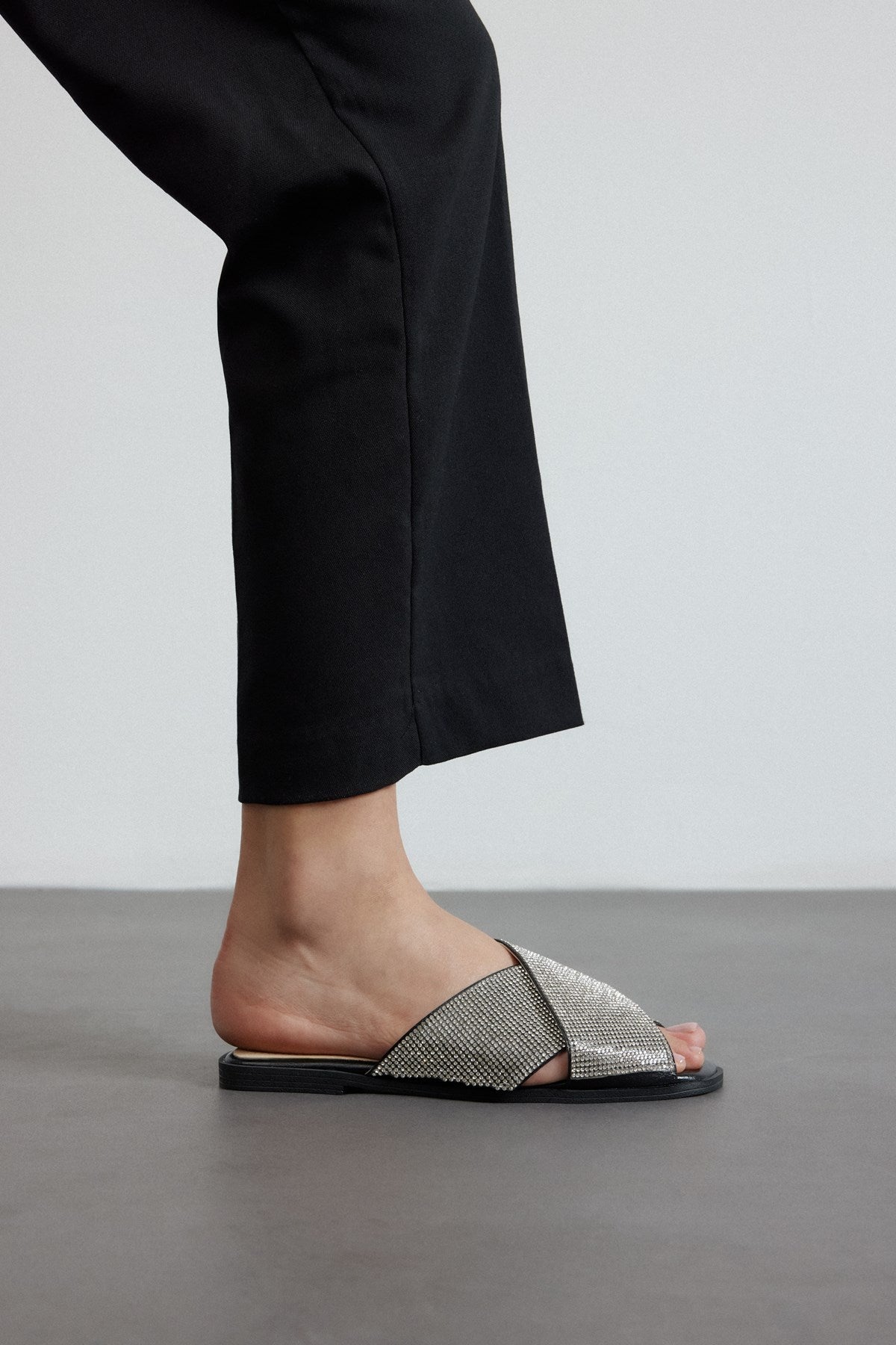 Kleopatra Siyah Taşlı Metalik Cilt Kadın Terlik