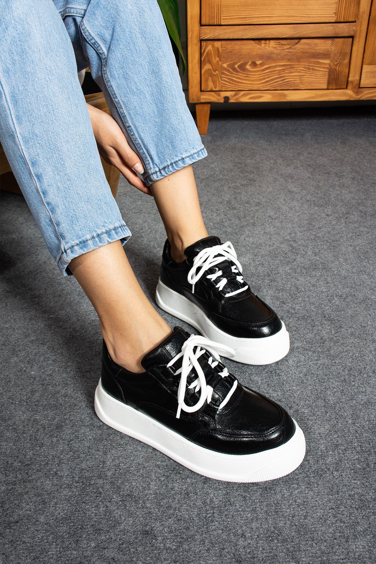 Galaxy Siyah Metalik Cilt Kadın Spor Ayakkabı