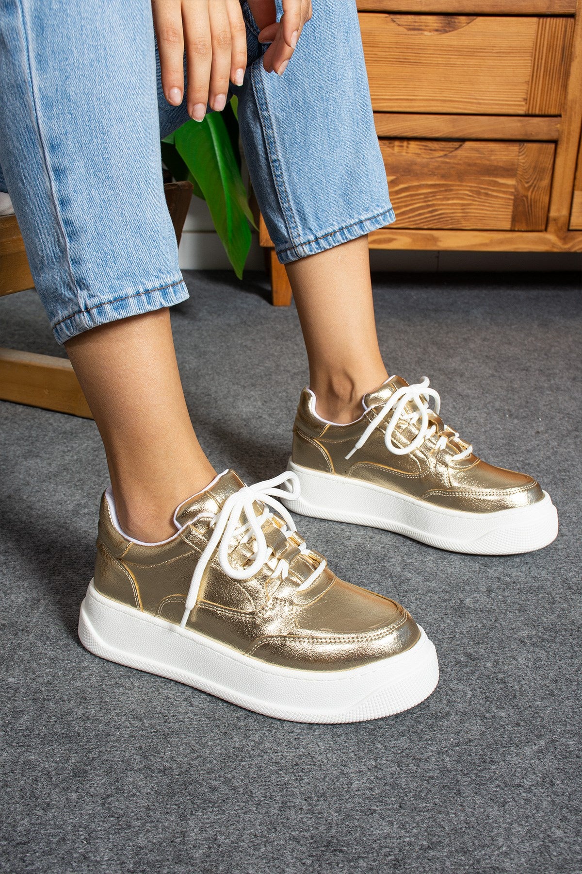 Galaxy Altın Metalik Cilt Kadın Spor Ayakkabı