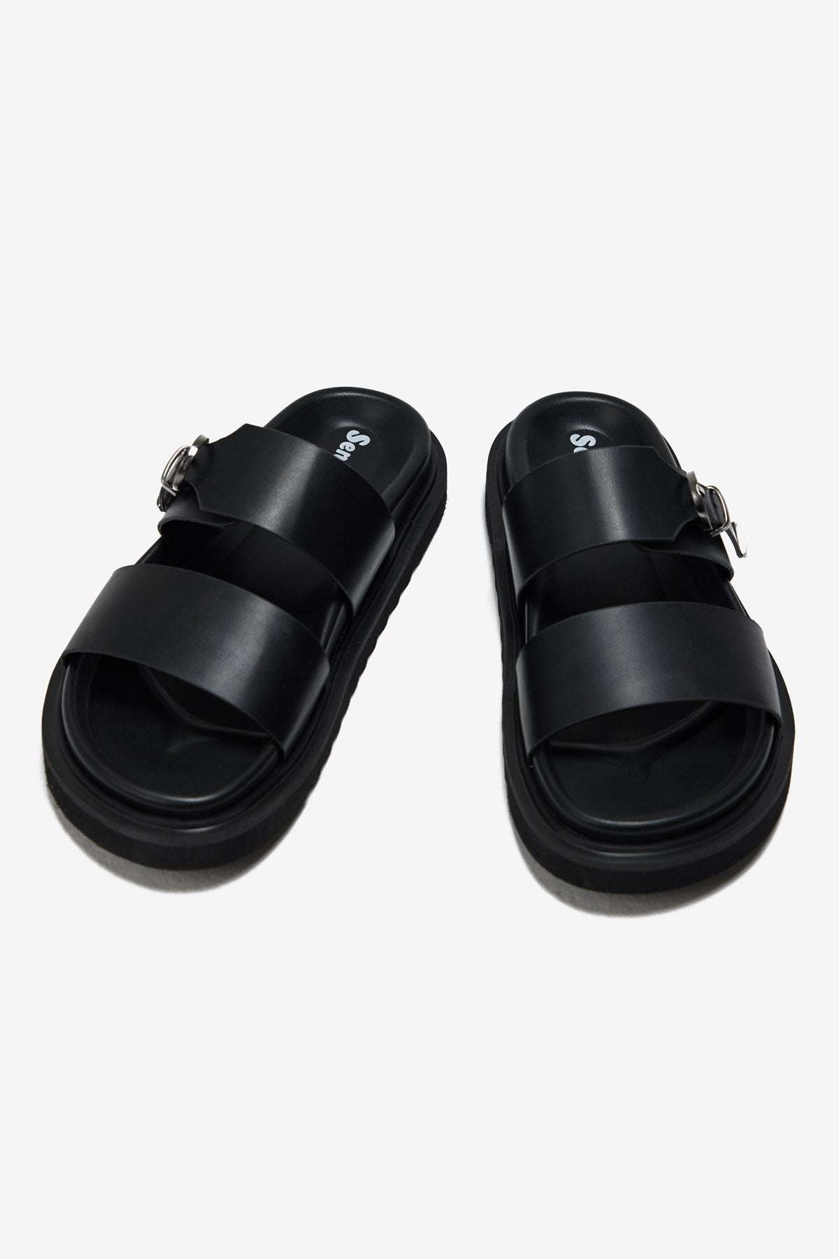 Softra Siyah Cilt Kalın Bantlı Tek Toka Detaylı Kadın Terlik