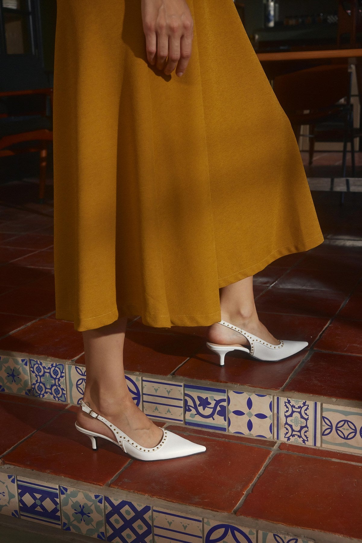 Ankle Beyaz Cilt Zımbalı Sivri Burun Kadın Topuklu Ayakkabı